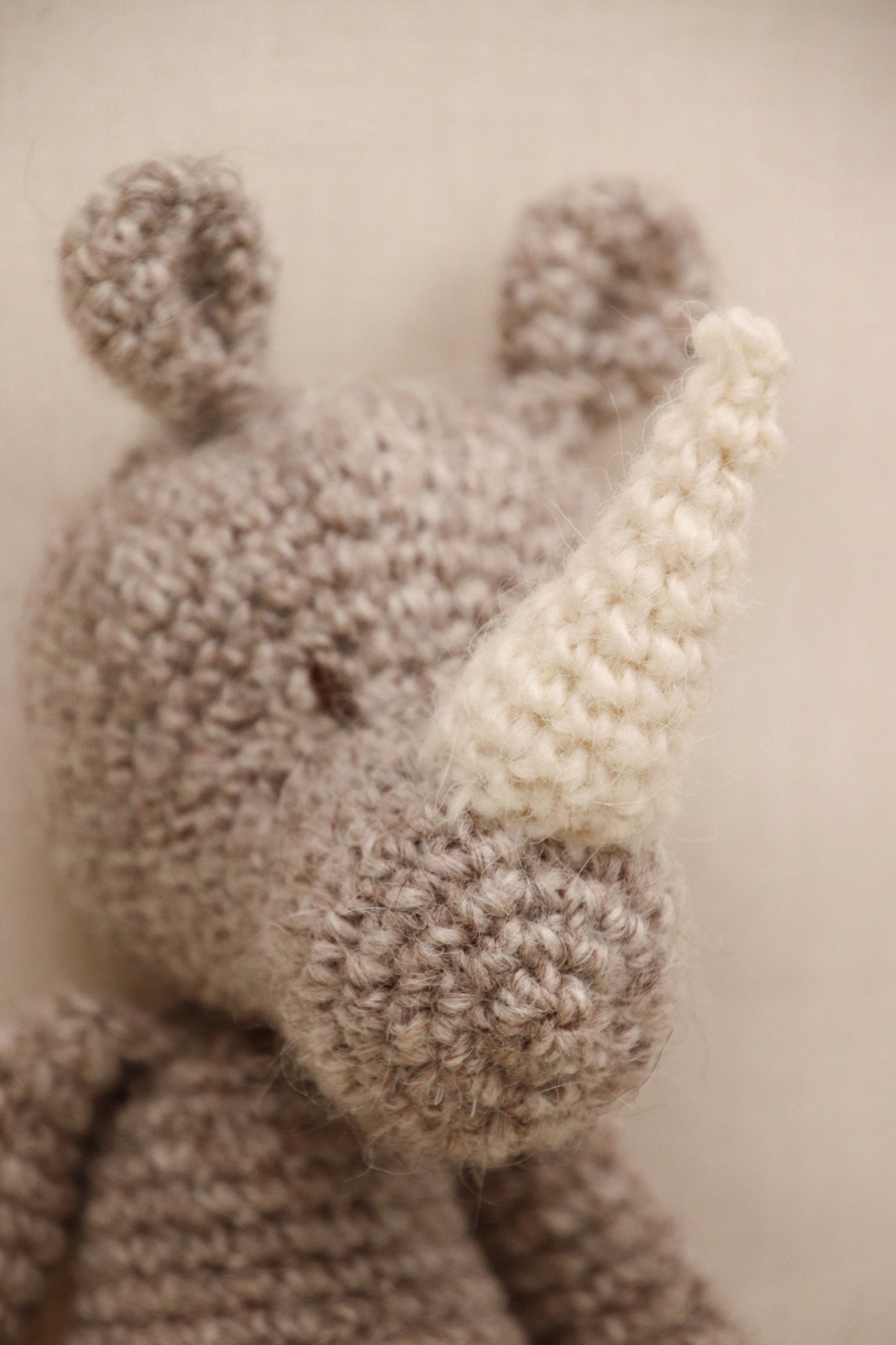 Wollen knuffel Neushoorn